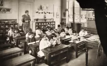 Photographie en noir et blanc d'une salle de classe cotée 19FI721 (Archives départementales de l'Isère) © Archives départementales de l'Isère