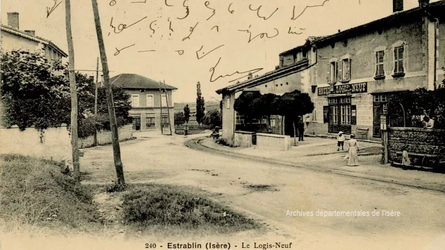 Recto d'une carte postale d'Estrablin cotée 9Fi1175 et conservée aux Archives départementales de l'Isère.