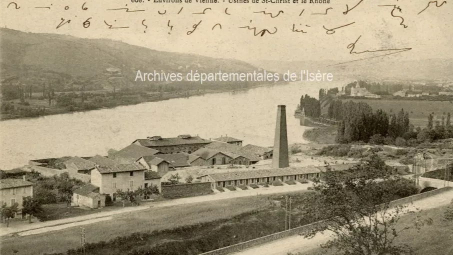 Recto d'une carte postale des usines de Saint-Christ cotée 9FI5270 et conservée aux Archives départementales de l'Isère.