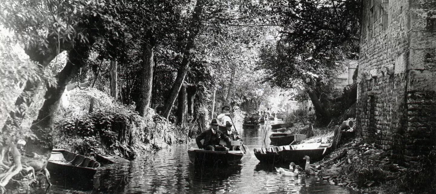 Balade en barques, détail (photo en noir et blanc, 22FI167, Archives départementales de l'Isère)