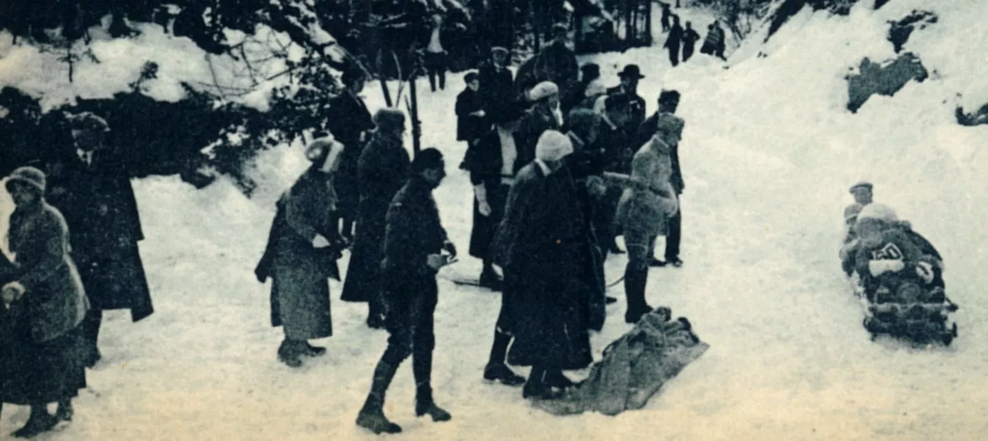Carte postale en noir et blanc représentant une course de bobsleigh à St-Pierre-de-Chartreuses (9FI4245)
