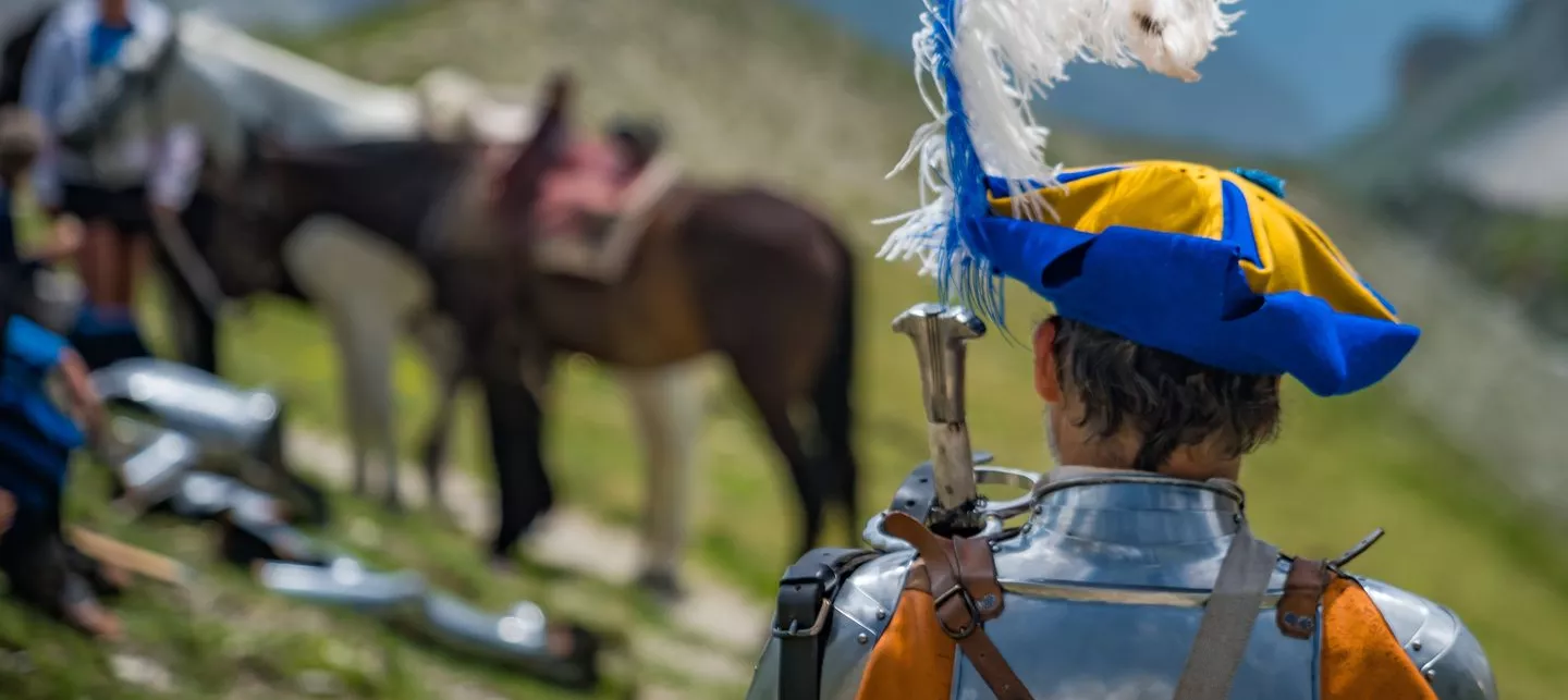 Photo extraite du film représentant un homme en armure marchant dans la montagne