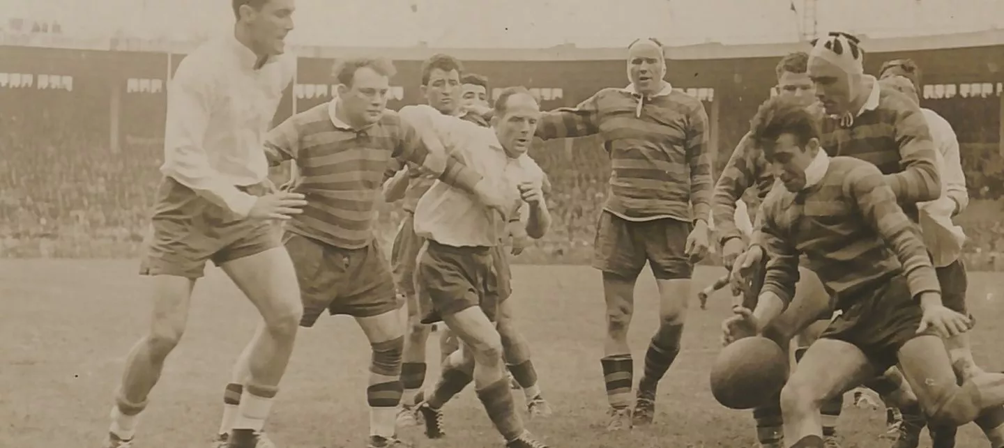 Photo en noir et blanc de joueurs de rugby en plein match (93FI3)