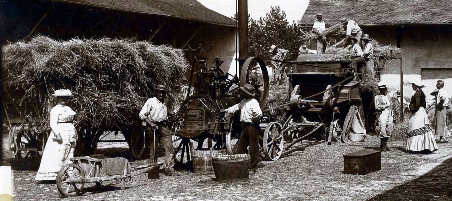 Photo d'une ancienne moisonneuse-batteuse