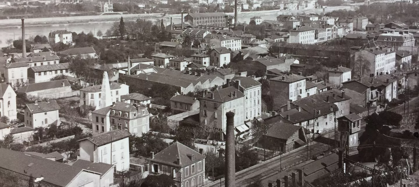 Carte postale en noir et blanc du quartir de l'Isle à Vienne