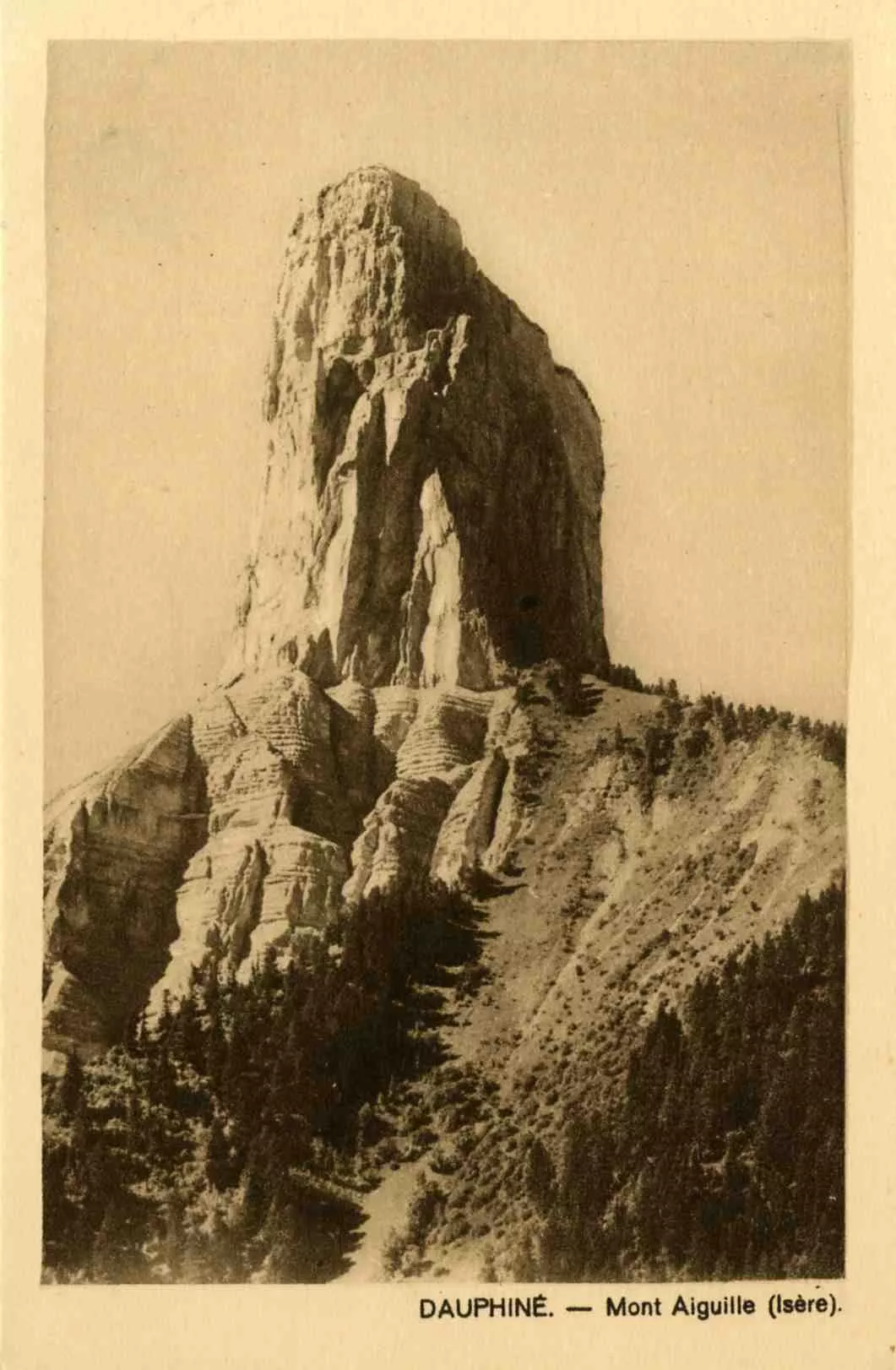 Carte postale représentant le Mont- Aiguille, édition spéciale Lustucru, sans date. (9FI8130).