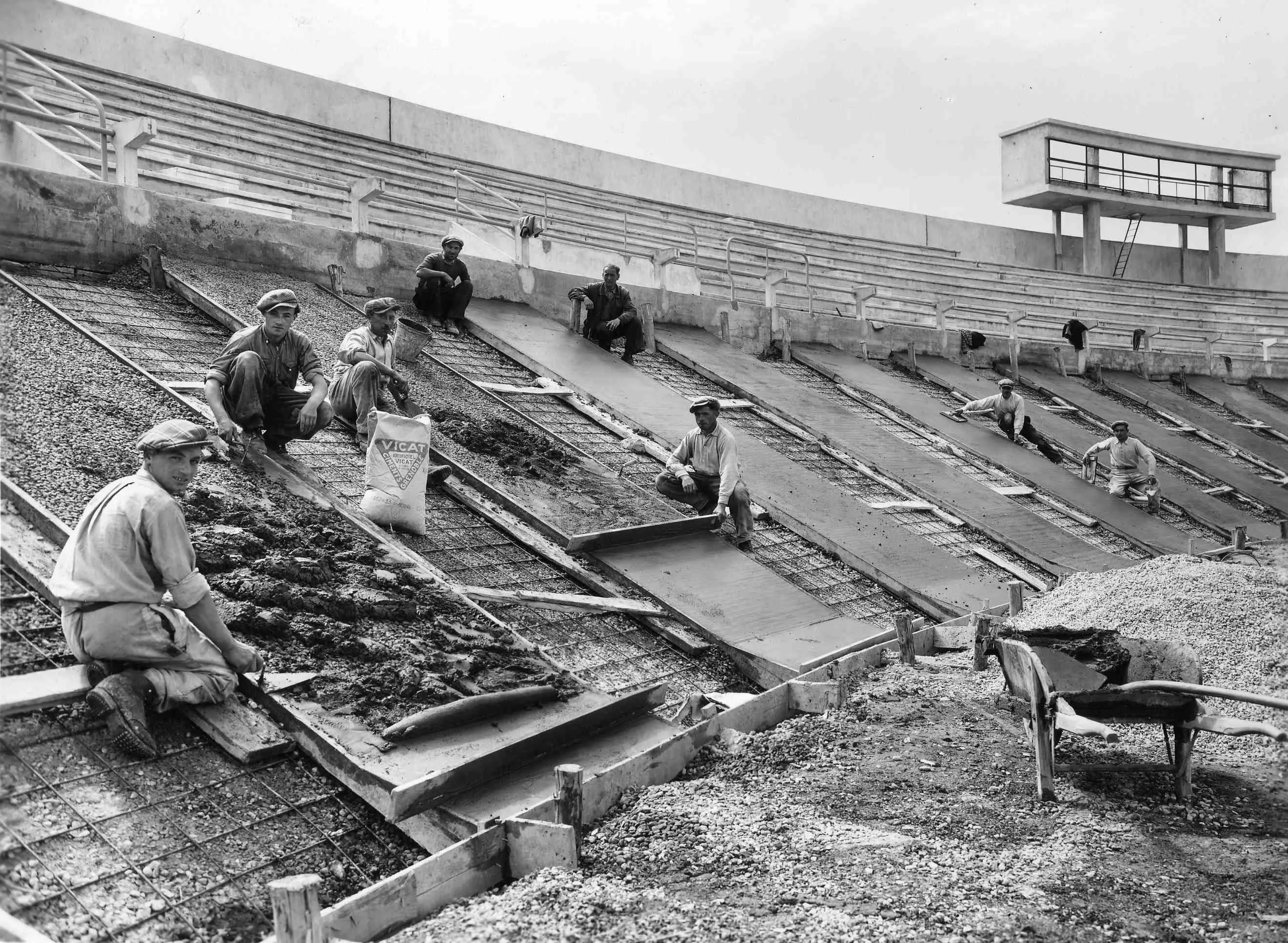Photographie de la construction du stade municipal de Grenoble, 1935. Fonds de l’Entreprise Pascal (172J1100).