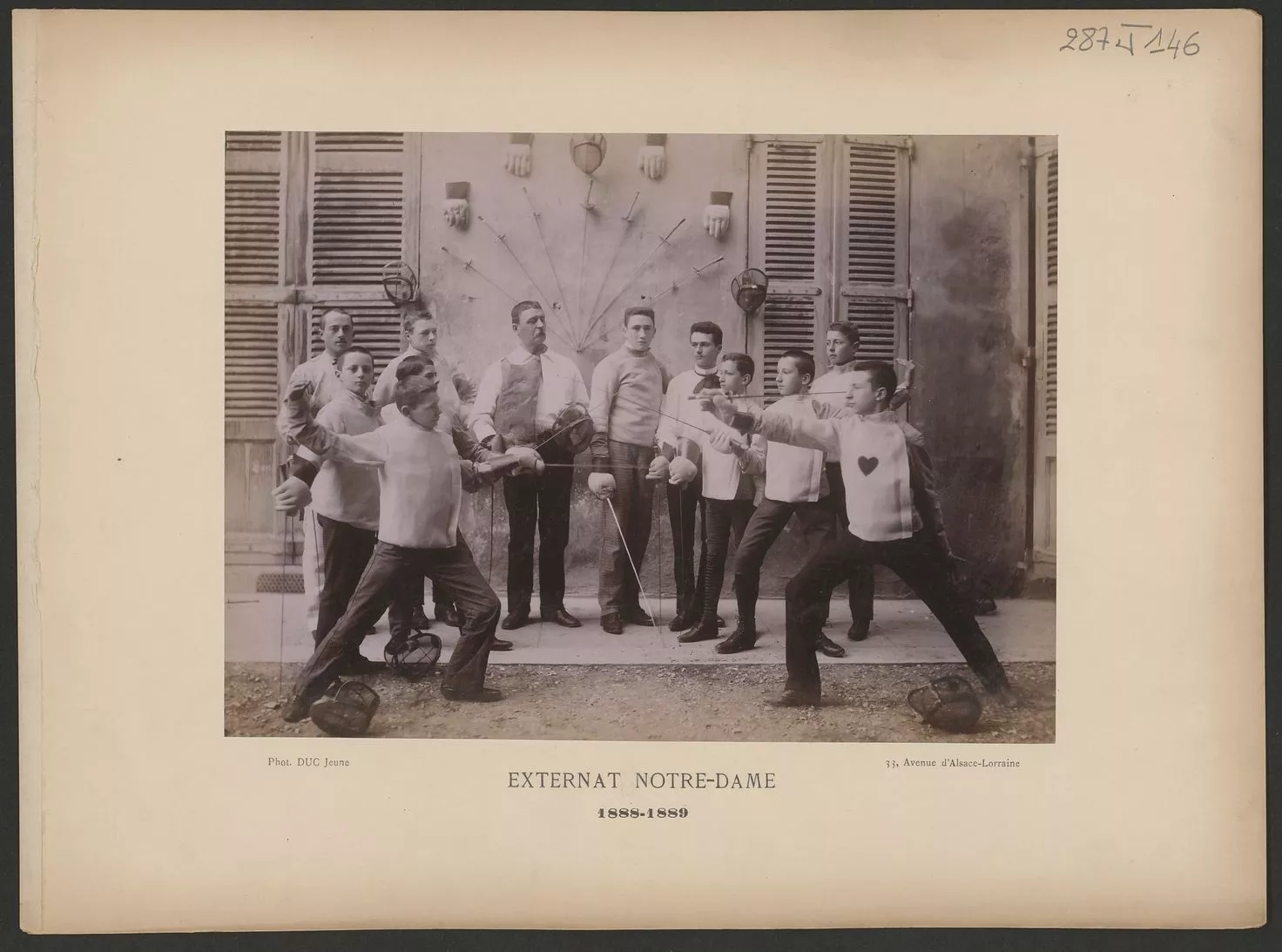Photographie de la classe d'escrime, année scolaire 1888-1889, fonds de l’Externat Notre-Dame à Grenoble (document coté 287J146 aux Archives départementales de l'Isère)