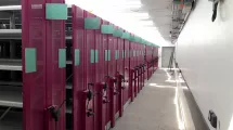 Août 2020 : photo d'un magasin équipé de rayonnages mobiles dans le nouveau bâtiment des Archives départementales de l'Isère.