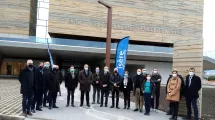 Photo de groupe des participants à la réception du bâtiment