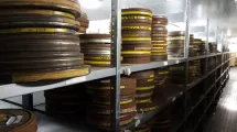 Etagères de bobines de films en chambre froide © Archives départementales de l'Isère