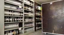 Cassettes vidéos en chambre réfrigérée avec l'armoire de transfert des fonds froids © Archives départementales de l'Isère