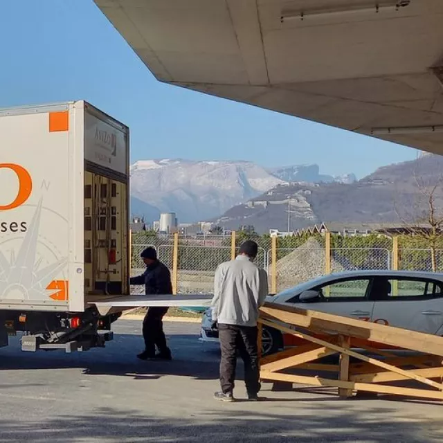 Photo de l'arrivée du 1er camion de déménagement dans le nouveau bâtiment des Archives départementales de l'Isère