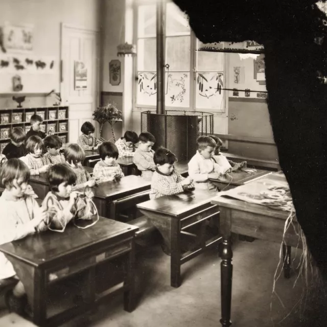 Photographie en noir et blanc d'une salle de classe cotée 19FI721 (Archives départementales de l'Isère) © Archives départementales de l'Isère