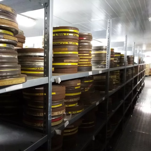 Photo des bobines de films stockées dans la chambre froide du site de Grenoble des Archives départementales de l'Isère © Archives départementales de l'Isère