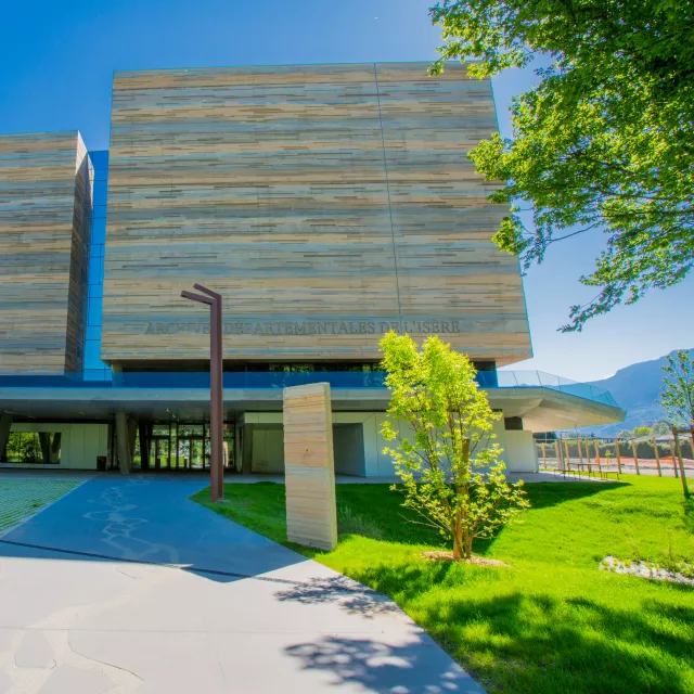 Photo du nouveau bâtiment des Archives départementales de l'Isère côté campus