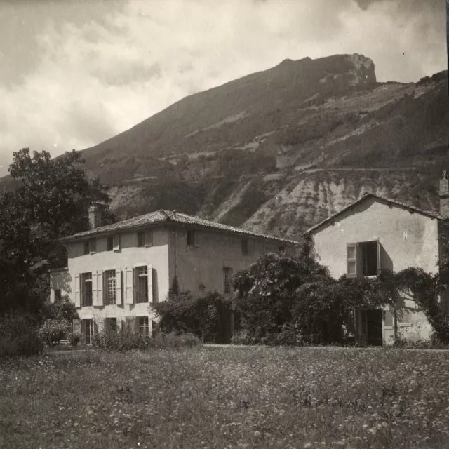 Photographie en noir et blanc non cotée de la maison Champollion.