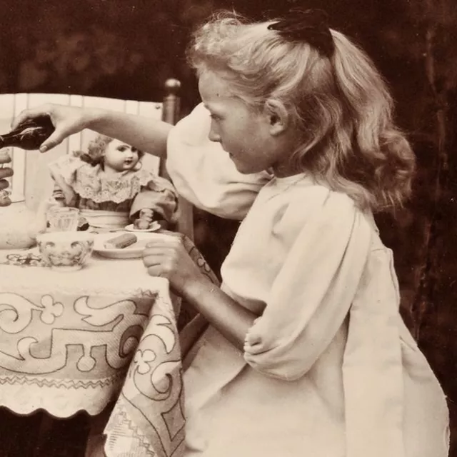 Photographie en noir et blanc de deux petites filles prenant le goûter cotée 23FI98 aux Archives départementales de l'Isère © Archives départementales de l'Isère
