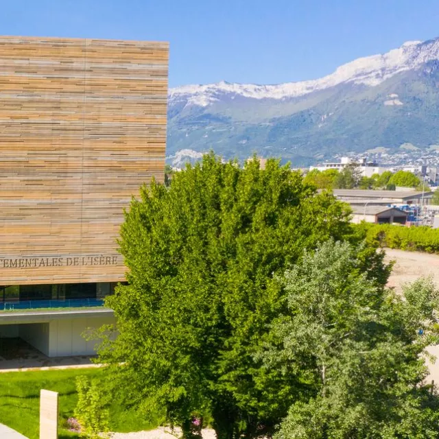 Vue du bâtiment des Archives départementales de l'Isère côté campus