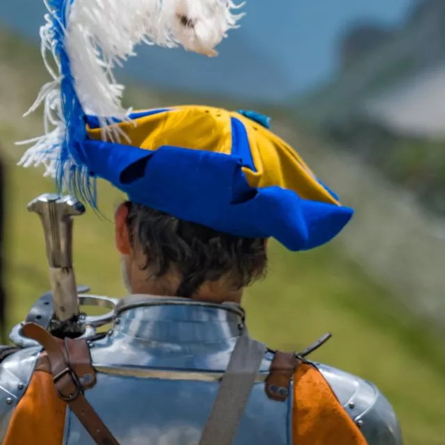 Photo extraite du film représentant un homme en armure marchant dans la montagne © Megapixailes