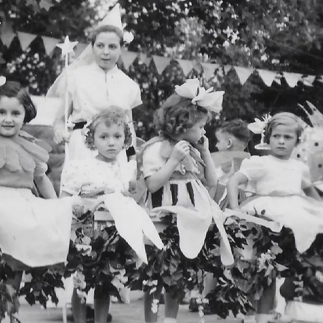 Photo de petites filles déguisées sur un char de la fête de mai 1950 à Chabons