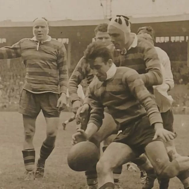 Photo en noir et blanc de joueurs de rugby en plein match (93FI3)