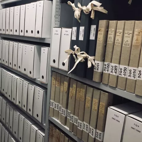 Photo d'un magasin d'archives contenant des documents cotés 3Q aux Archives départementales de l'Isère © Archives départementales de l'Isère