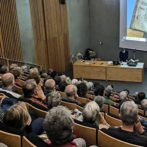 Photographie de la salle de conférences