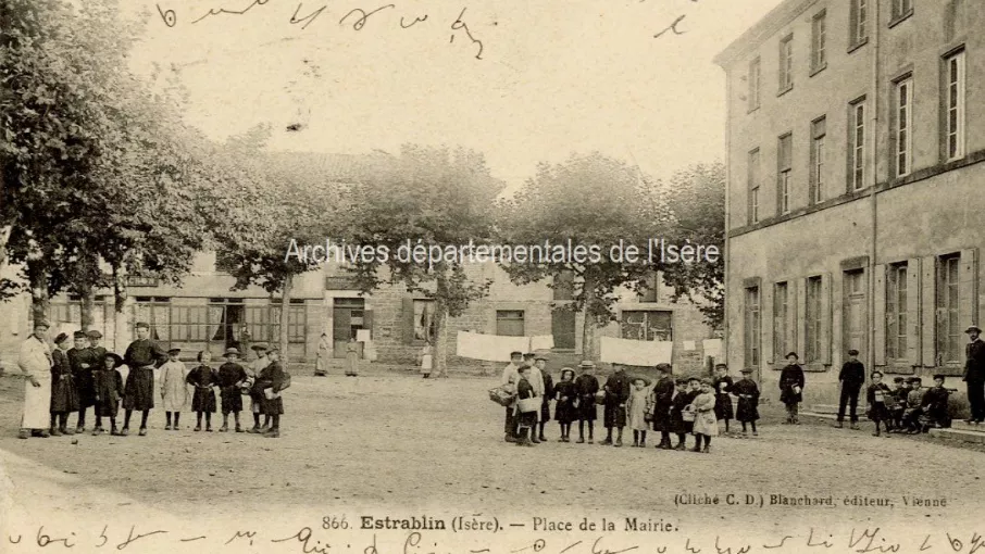 9FI1173_recto Recto d'une acrte postale d'Estrablin cotée 9FI1173 et conservée aux Archives départementales de l'Isère.