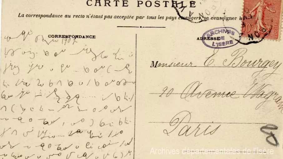 verso d'une carte postale cotée 9FI1173 et conservée aux Archives départementales de l'Isère.