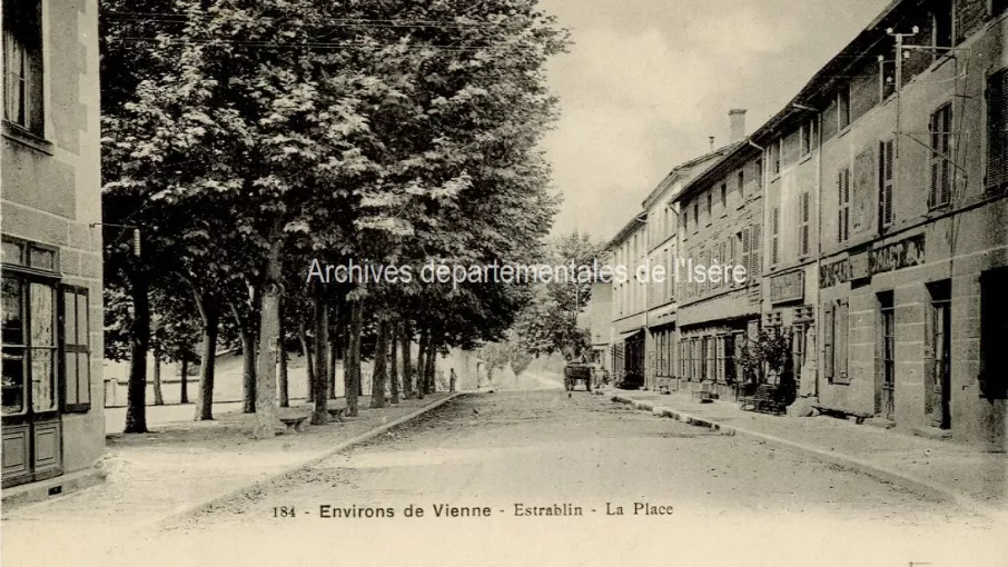 Recto d'une carte postale d'Estrablin cotée 9FI1174 et conservée aux Archives départementales de l'Isère.