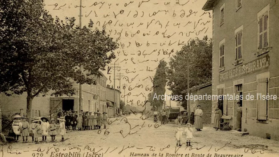 Recto d'une carte postale d'Estrablin cotée 9FI1176 et conservée aux Archives départementales de l'Isère.