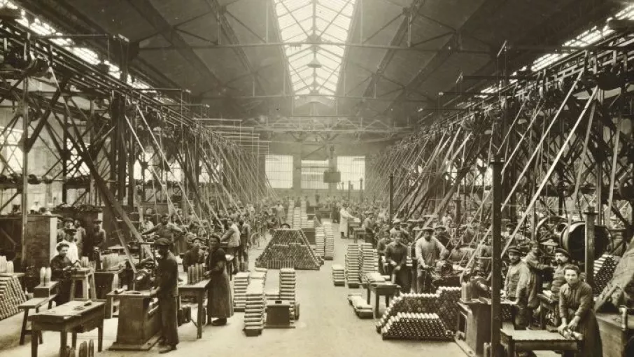 Atelier de fabrication d'obus (73J464) © Archives départementales de l'Isère