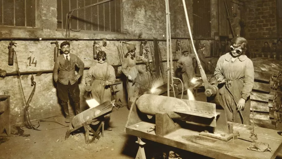 Atelier de fabrication d'obus (73J464) © Archives départementales de l'Isère