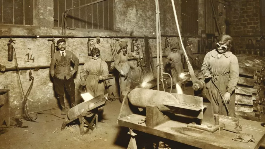73J464 © Archives départementales de l'Isère Atelier de fabrication d'obus (73J464) © Archives départementales de l'Isère