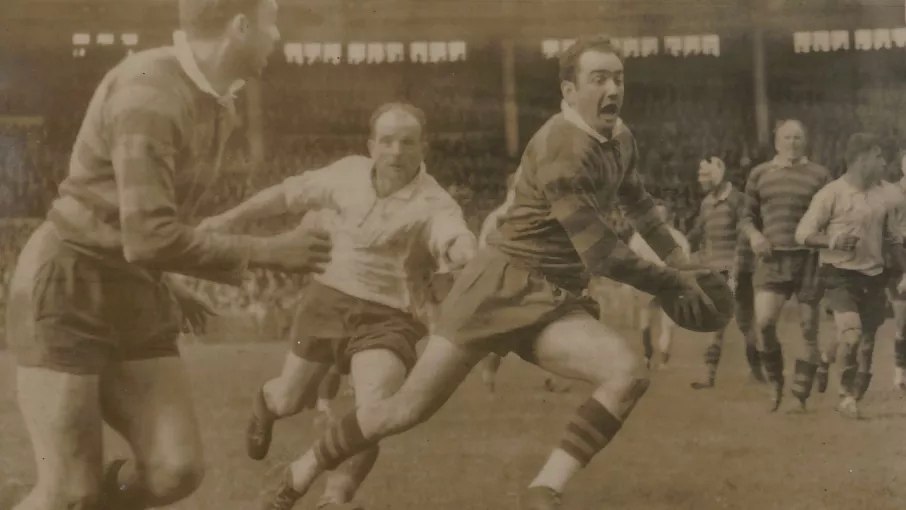 Roger Baqué échappe au plaquage, et s’apprête à servir André Morel (93Fi vrac)