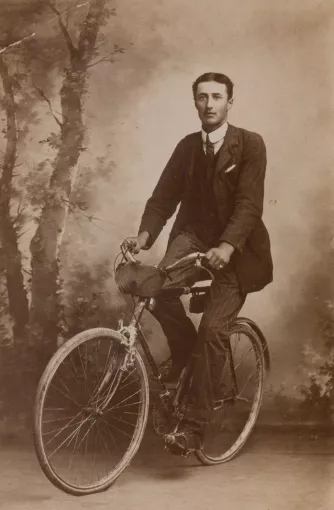 Photographie en noir et blanc d'un homme sur un vélo