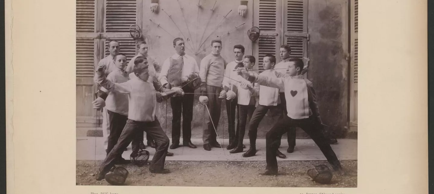 Photographie de la classe d'escrime, année scolaire 1888-1889, fonds de l’Externat Notre-Dame à Grenoble (document coté 287J146 aux Archives départementales de l'Isère)